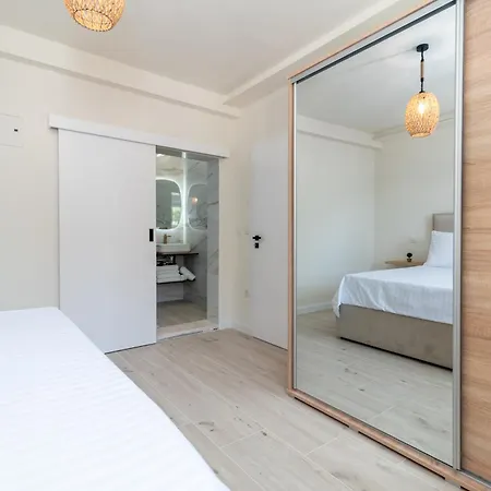 Luxury Cascades - Sea View & Private Covered Parking