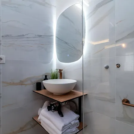 Luxury Cascades - Sea View & Private Covered Parking