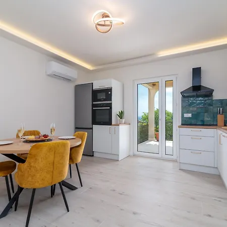 Luxury Cascades - Sea View & Private Covered Parking Apartment