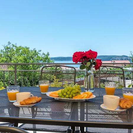 Luxury Cascades - Sea View & Private Covered Parking Apartment