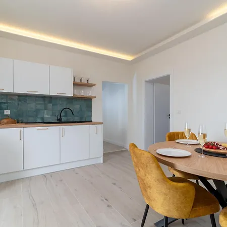 Luxury Cascades - Sea View & Private Covered Parking Apartment *