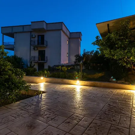Luxury Cascades - Sea View & Private Covered Parking *