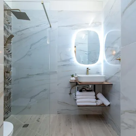 Luxury Cascades - Sea View & Private Covered Parking * Trogir