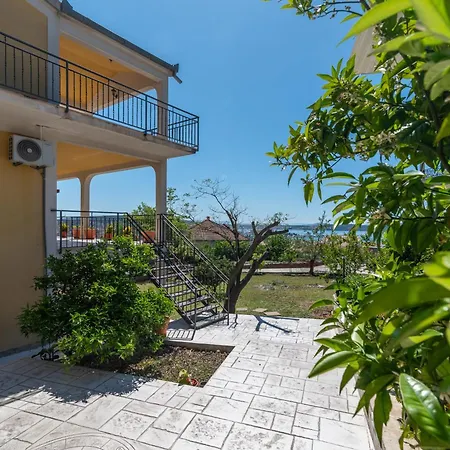 Luxury Cascades - Sea View & Private Covered Parking