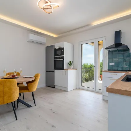 Luxury Cascades - Sea View & Private Covered Parking *