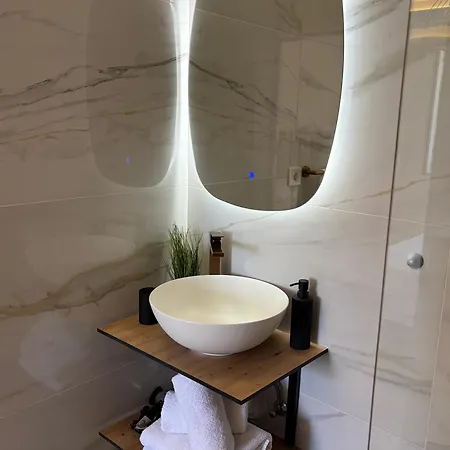Luxury Cascades - Sea View & Private Covered Parking Apartment *