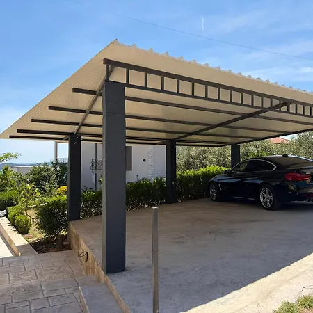 Luxury Cascades - Sea View & Private Covered Parking Apartment